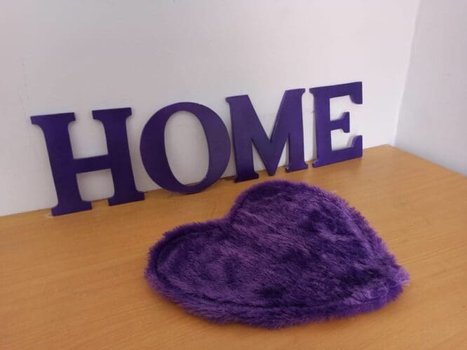 Hiasan dinding home ungu